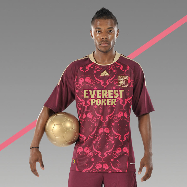 maillot-de-l-olympique-lyonnais-exterieur-2010-2011-6576745nsgiw.jpg